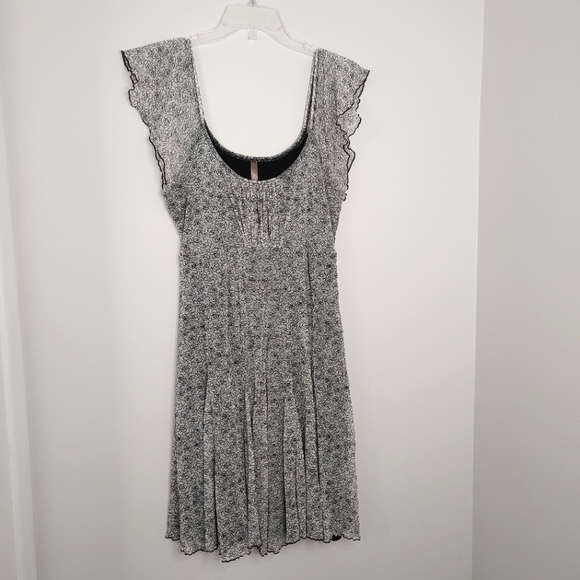 Thyme maternity black & grey floral micro mesh flutter dress. Size L - Picture 2 of 5